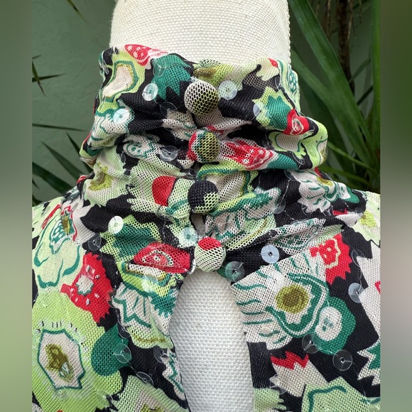 Green Abstract Ruched Long Sleeve - Picture 8 of 17